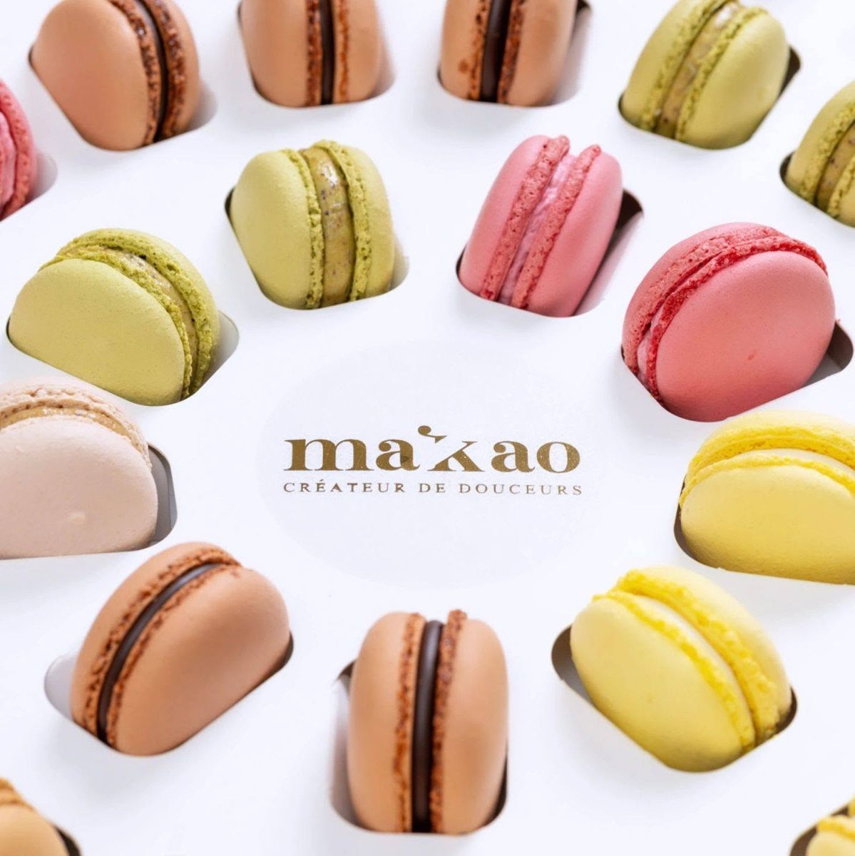 Coffret de macarons Makao au logo doré