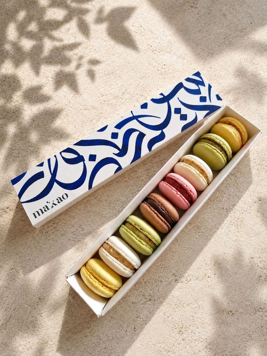 Coffret long Makao ouvert, huit macarons assortis